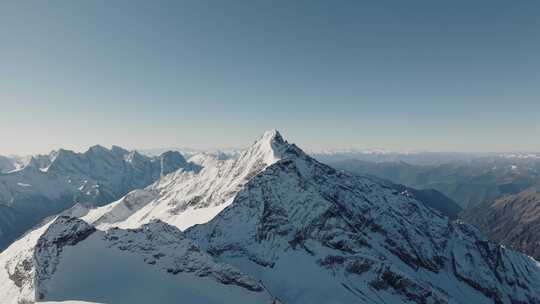 站在雪山之巅航拍