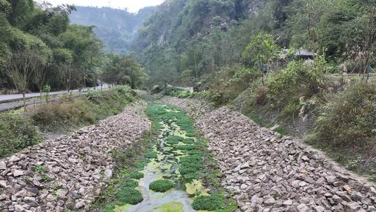 山林间的小路与溪流景观