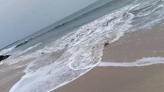 拍摄的海浪冲击海岸