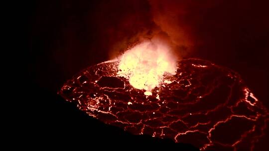 火山在夜间爆发