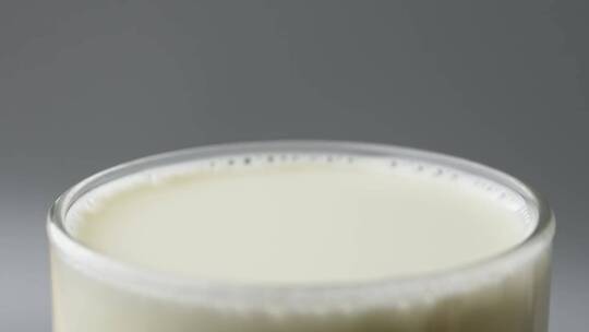 慢镜头拍摄一滴牛奶落到液面
