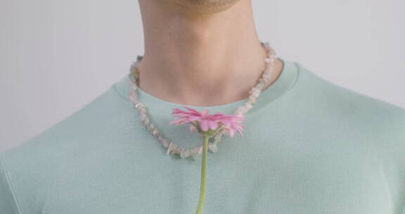 男人拿着鲜花在脖子上转动