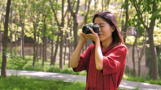 春天中国女性美女在公园拍照