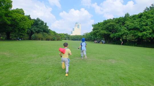 小朋友小学生亲近大自然草地玩耍奔跑