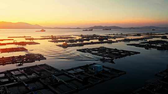 夕阳下的海边捕鱼船回港