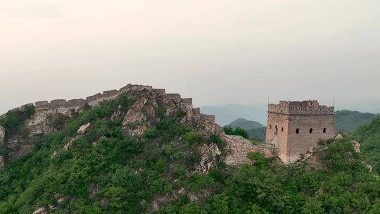 夕阳下的长城风光落日金光特写建筑航拍