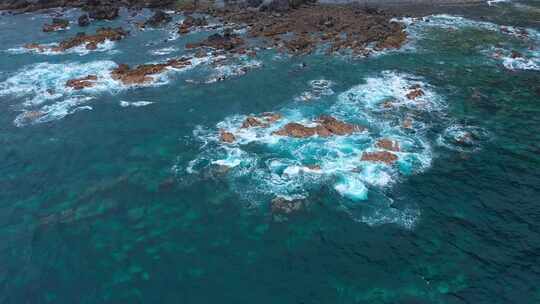 海浪礁石大海蓝色航拍