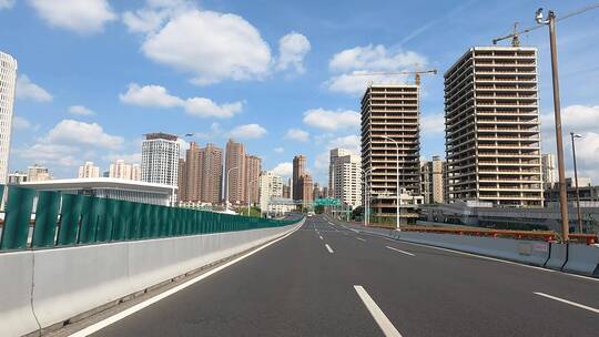 上海封城中的晴空高架路路况