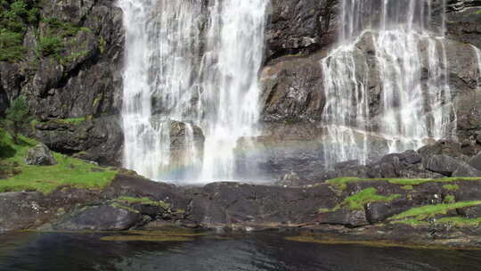 挪威劳克兰斯福森瀑布底部的镜头。水花溅入视频素材模板下载
