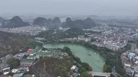 桂林山水的两岸是数不尽的房屋