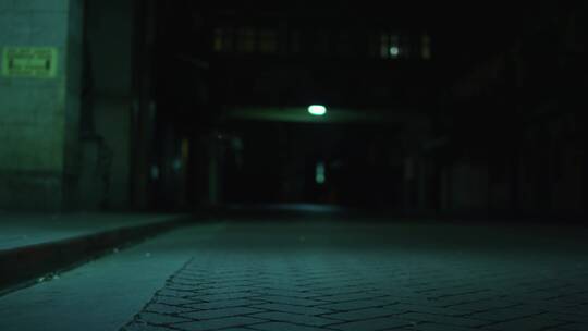 男人走在昏暗的街头视频素材模板下载
