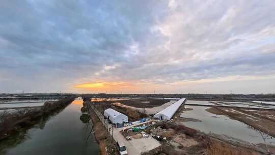 穿越机航拍夕阳河流树木湖泊鸟类视频素材模板下载