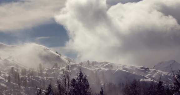 延时拍摄雪山上翻滚的白云