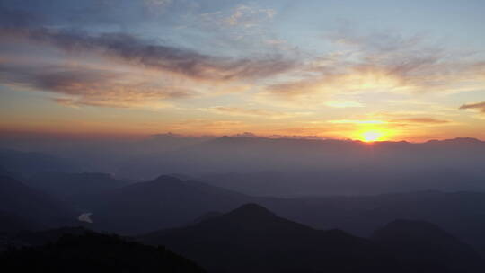 夕阳晚霞下的山川大地