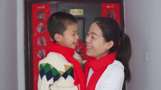 亚洲中国人母子家门口拜年新年快乐