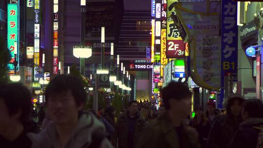 夜晚东京繁忙的街道