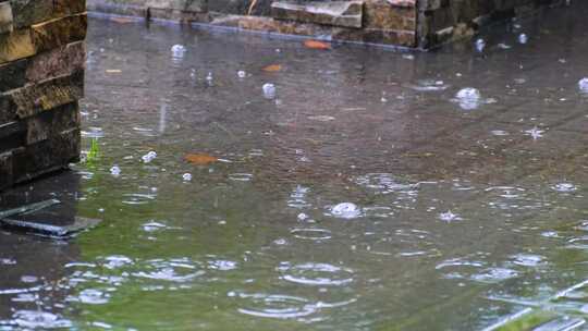 城市马路道路下雨天雨水雨滴大自然风景风光