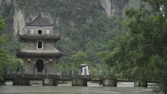 下雨撑伞古建筑古风摄影汉服传统镜头素材