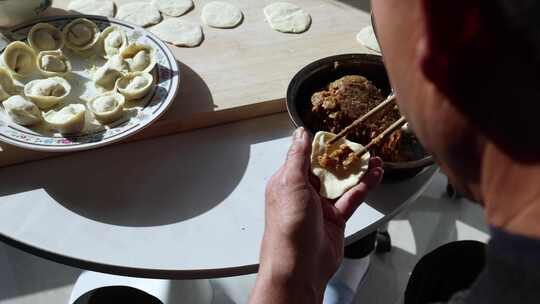 擀面包饺子煮饺子全过程