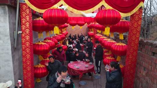 红灯笼下人们聚餐场景