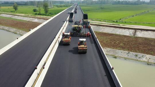 高速公路铺沥青修路视频修路现场修路修高速