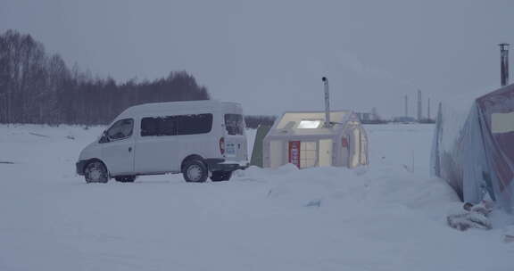 冬季雪地里的帐篷