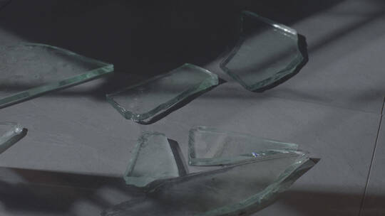 电影镜头破碎玻璃暗室监狱药品桌子空镜