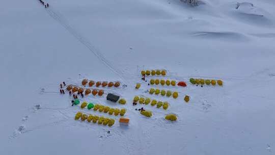 航拍攀登慕士塔格峰雪山登山者的C1营地