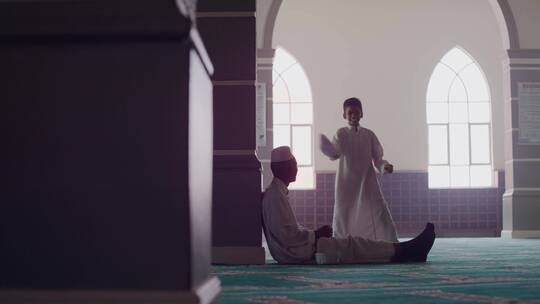 男孩在清真寺玩耍