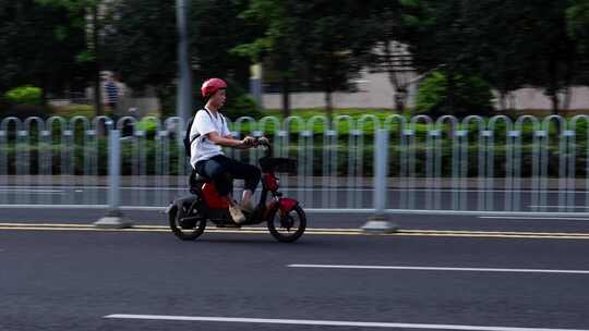 城市道路骑共享电单车飞驰的男孩视频素材模板下载