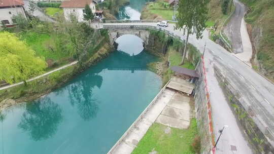 斯洛文尼亚索卡河上桥梁的鸟瞰图
