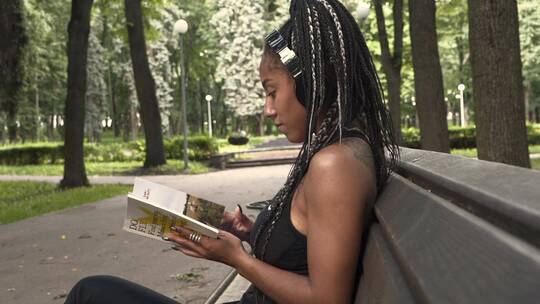 女人正在公园里看书