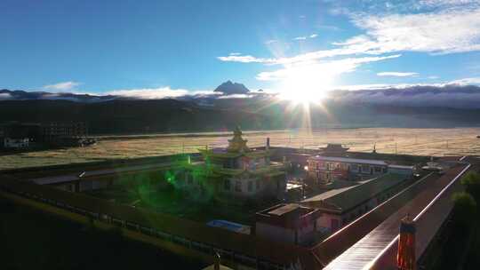 川西风光日出下的塔公寺远望雅拉雪山