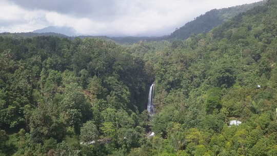 巴厘岛北部茂密的丛林山谷飞向引人注目的高瀑布