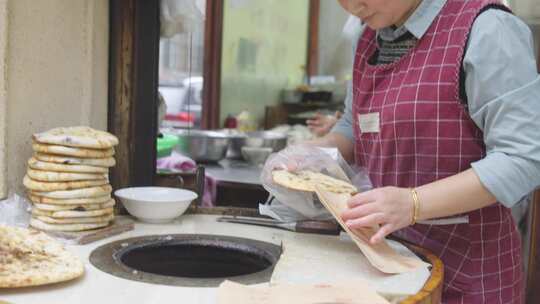 美食街做葱油饼