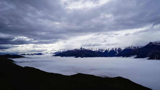 高山云海间壮美雪山景色