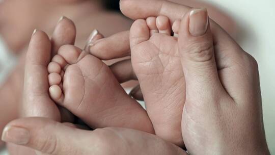 抚摸新生婴儿的脚视频素材模板下载