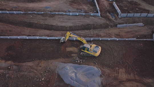 挖掘机正在建筑工地上工作视频素材模板下载