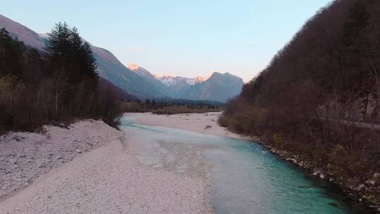 山谷中的河流