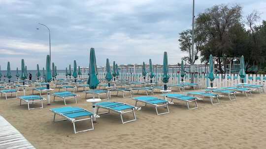 沙滩上有阳伞和空甲板椅等待游客视频素材模板下载