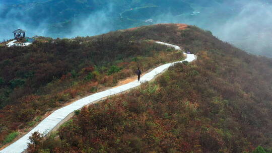 山间云海中行走的登山者