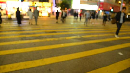 香港穿越城市街道斑马线的人群