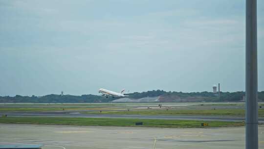 飞机起飞从窗户视角剪影跑道滑行吉祥航空