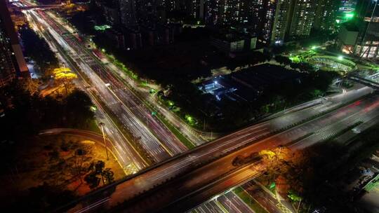 夜间高速公路上的高速交通