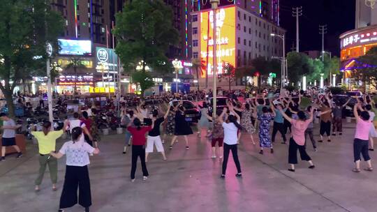 实拍大爷大妈跳广场舞视频素材模板下载