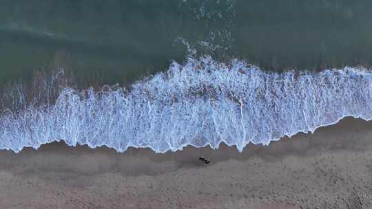 人群在海岛沙滩游玩