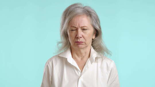 老年妇女表现出厌恶厌恶的面部表情孤立在浅