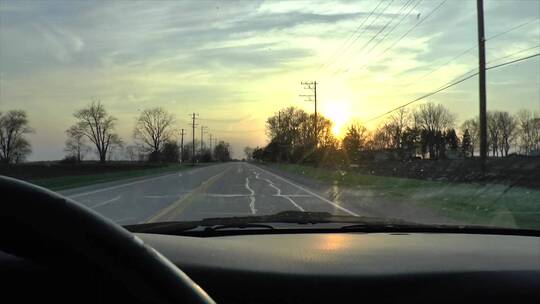 日落时分开车行驶在公路上视频素材模板下载
