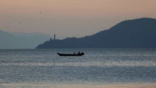 傍晚夕阳下的大理洱海渔船忙碌