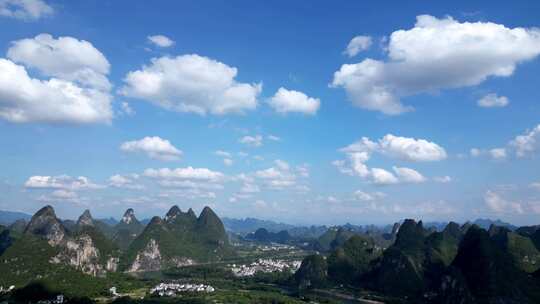 蓝天白云的桂林山水